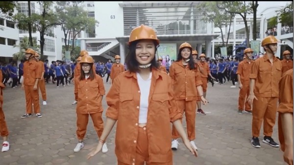 Nhảy flashmob là phải ‘chất’ như sinh viên Đại học Xây dựng trong clip này